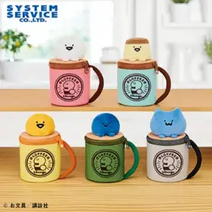 お文具といっしょ マグカップポーチの説明写真。お文具さんプリンさん ゼリーさん、名も無き者、猫さんがそれぞれがマグカップに入っている。素材はぬいぐるみのような素材で、マグカップの淵の部分がジップで開閉ができ、ポーチとして使用できる。