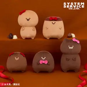 お文具といっしょ チョコレートカラーぬいぐるみの説明写真。チョコレート色のお文具さん、プリンさん、ゼリーさん、名も無き者、猫さんのぬいぐるみ。頭に小さなリボンが付いている。
